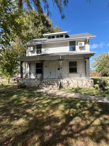 Main picture of 1033 E Commercial St