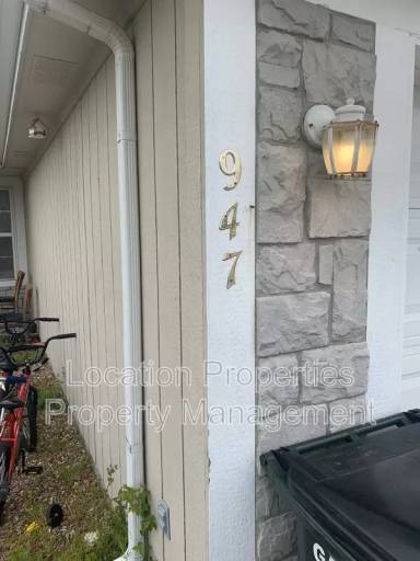 Main picture of 947 E Wildcat Run St