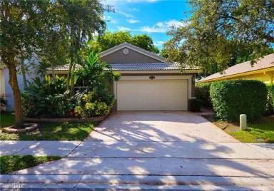 Main picture of 4923 NW 55th Blvd
