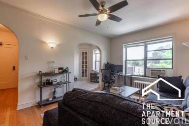 Main picture of 1824 N Lincoln Park W
