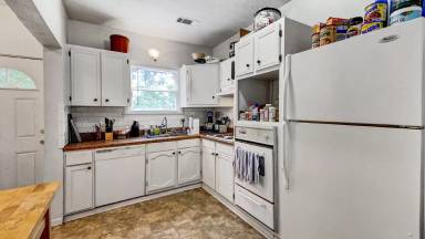 Main picture of 105 Lake St