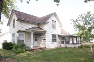Main picture of 214 E 3rd St