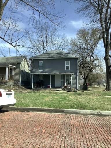 Main picture of 135 S Oak St
