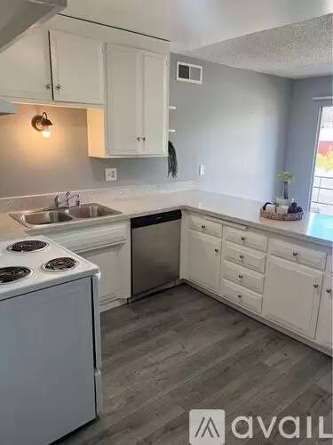 Main picture of 750 W Bonita Ave