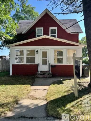 Main picture of 1237 Moore St