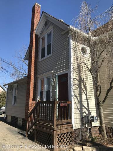 Main picture of 33104 Grand River Ave