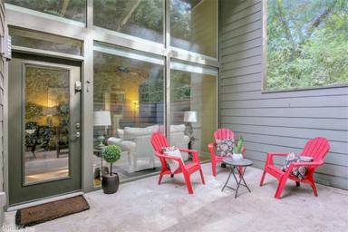 Main picture of 2423 Kavanaugh Blvd