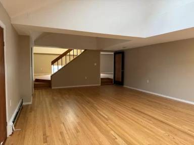 Main picture of 422 Main St