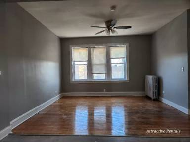 Main picture of 654 E 81st St