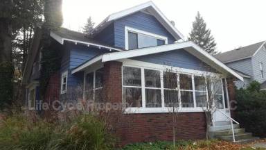 Main picture of 556 Leonard St NE