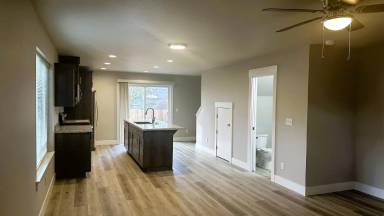 Main picture of 404-410 W Umpqua St