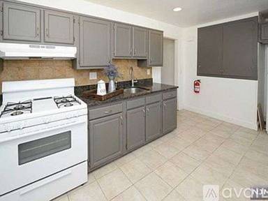 Main picture of 8-31 Lake St