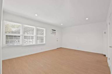 Main picture of 1844 N Harvard Blvd