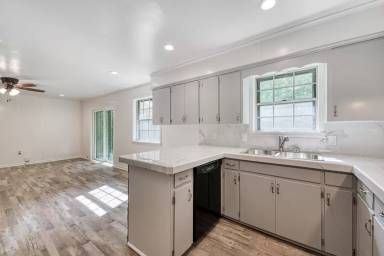 Main picture of 4603 N Cedar St