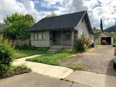 Main picture of 65 1/2 Monroe St