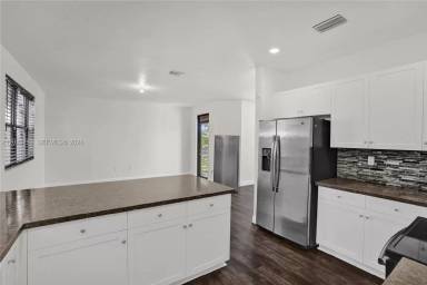 Main picture of 2502 NE 1st St