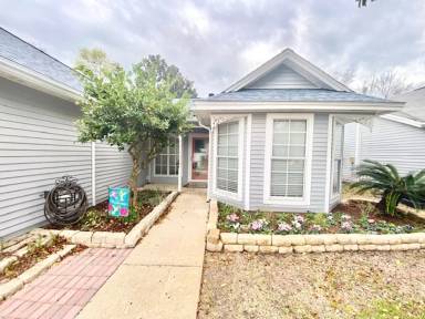 Main picture of 102 Midland Ct