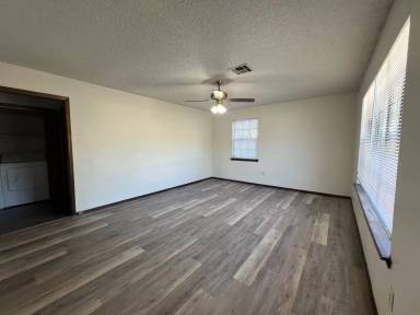 Main picture of 713 W Delaware St
