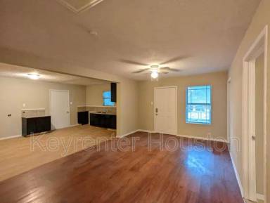 Main picture of 2016 Creston Dr