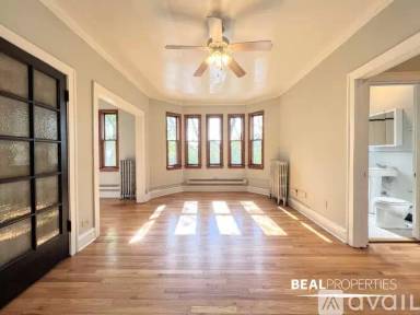 Main picture of 4631 N Paulina Apartments