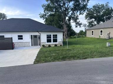 Main picture of 202 SE 8th St