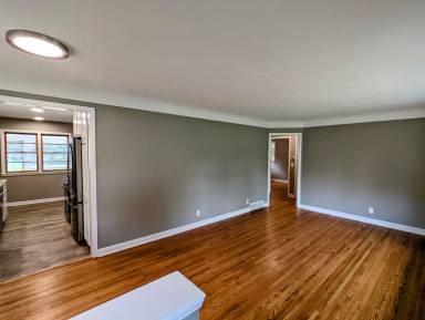 Main picture of 1194 Laurie Rd W