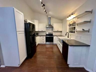 Main picture of 705 Woodlawn St