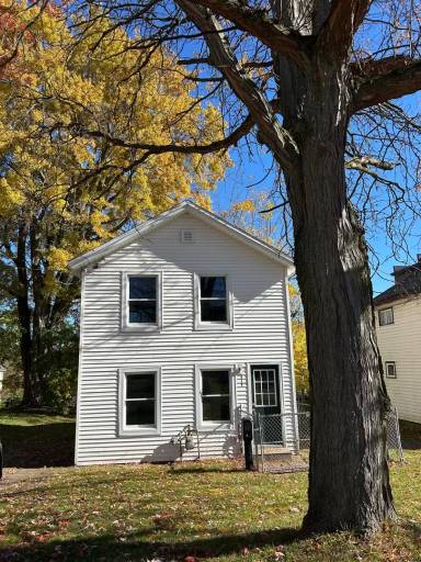 Main picture of 215 W 1st St S