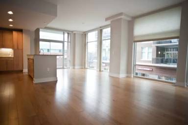 Main picture of 140 West Franklin