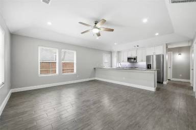 Main picture of 929 W Collins St
