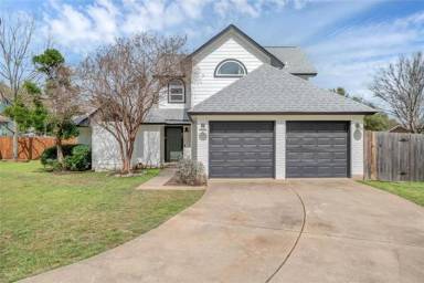 Main picture of 901 Oakcrest Cir