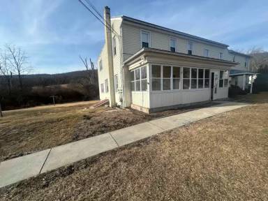 Main picture of 425 Camp Strause Rd