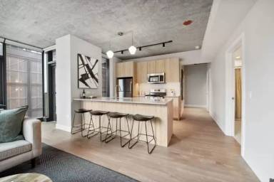 Main picture of 1054 W Van Buren St