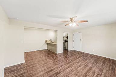 Main picture of 701 E 40th St
