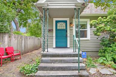 Main picture of 2137 N Sumner St