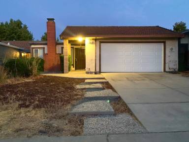 Main picture of 3021 S Apple Ct