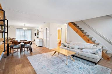 Main picture of 220 Charmers Ct