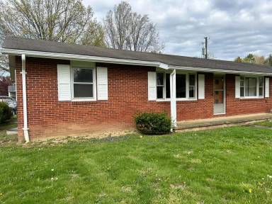 Main picture of 201 W Center St