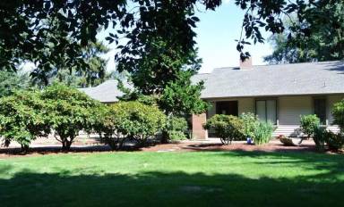 Main picture of 126 NE Cloverdale Dr