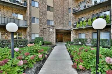 Main picture of 725 W Huntington Commons Rd