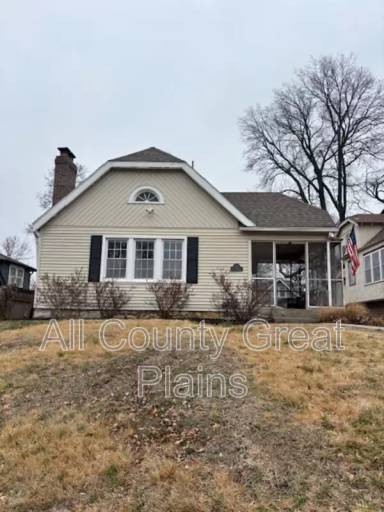 Main picture of 310 E 70th Ter