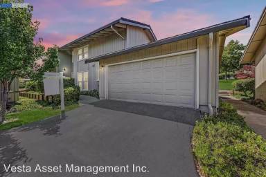 Main picture of 44 Rolling Green Cir