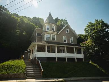 Main picture of 301 S Main St