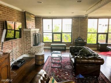 Main picture of 1015 W Lake St