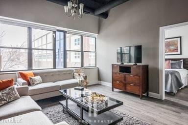 Main picture of 2036 S Michigan Ave