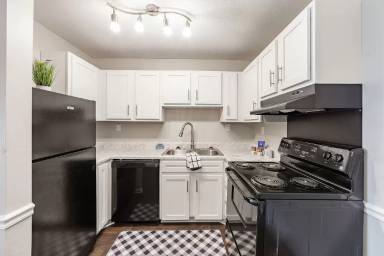 Main picture of 1585 Hollywood Dr