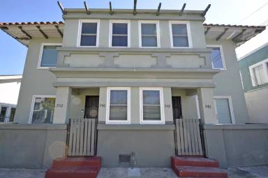 Main picture of 946 E Broadway
