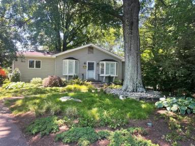 Main picture of 10 Fisk Cir
