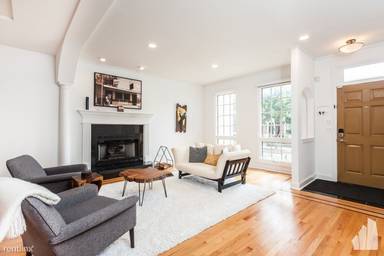 Main picture of 1728 W Wellington Ave
