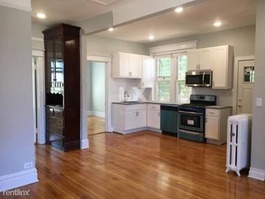 Main picture of 721 W Roscoe St